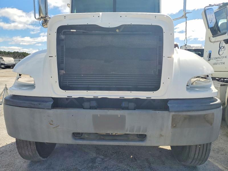 2016 Peterbilt 382 Semi Truck