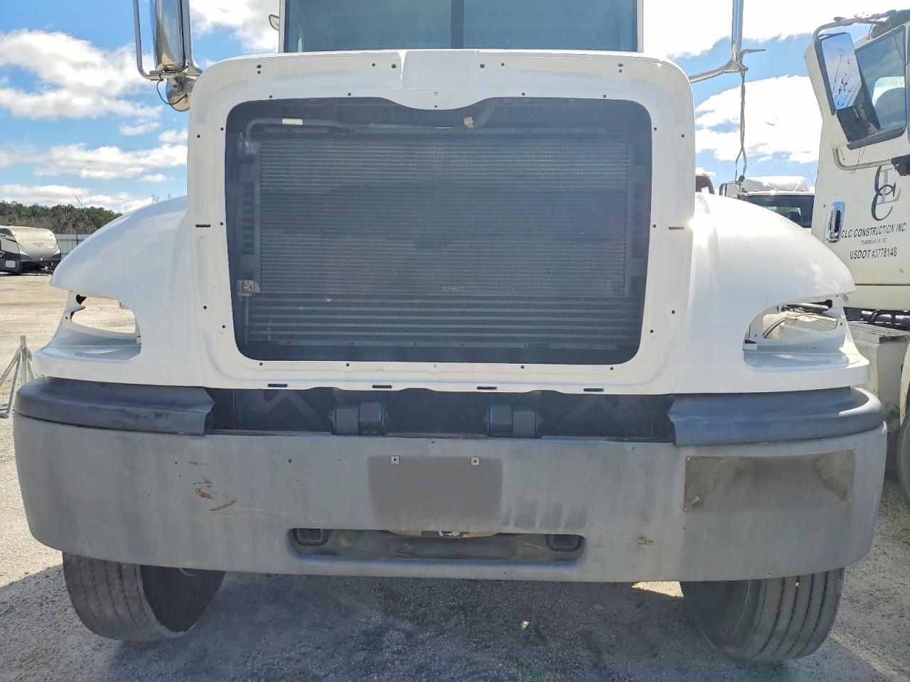 2016 Peterbilt 382 Semi Truck