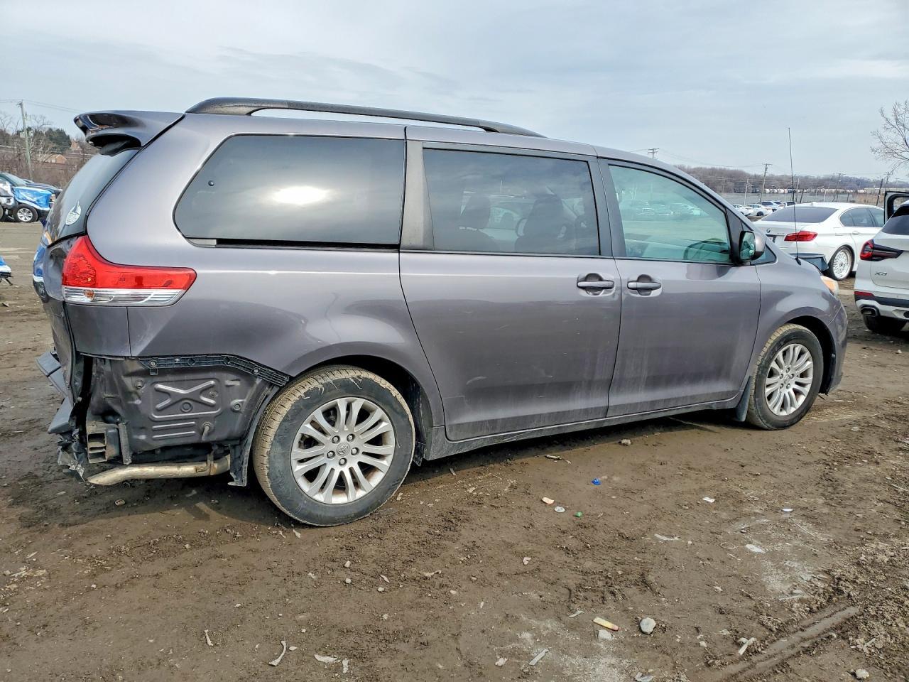 2014 Toyota Sienna xle 8-passenger