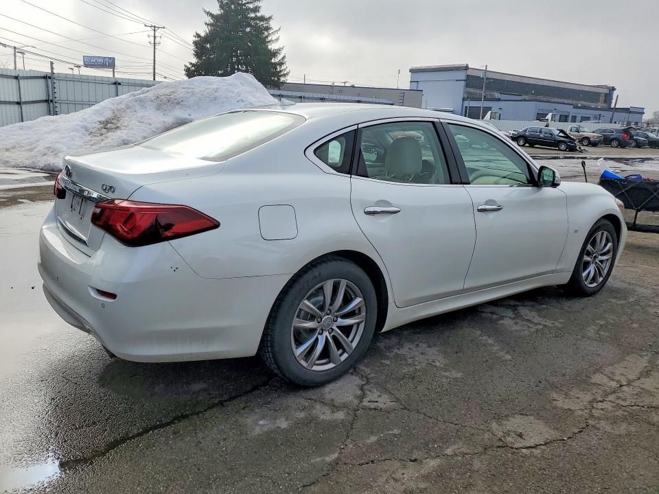 2017 Infiniti Q70 3.7