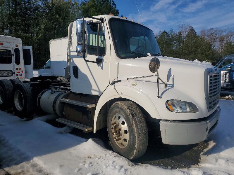 2017 Freightliner Business Class M2 Semi Truck