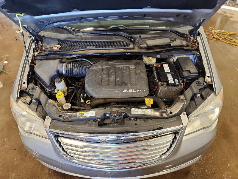2013 Chrysler Town & Country Touring l