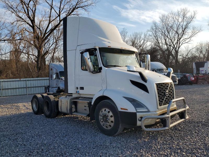 2020 Volvo Vnr Semi Truck