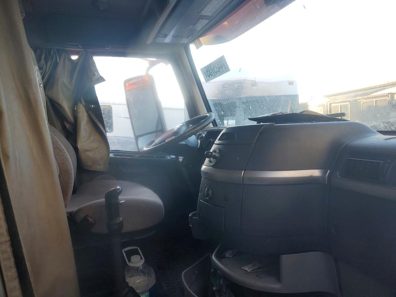 2010 Volvo VNL Semi Truck