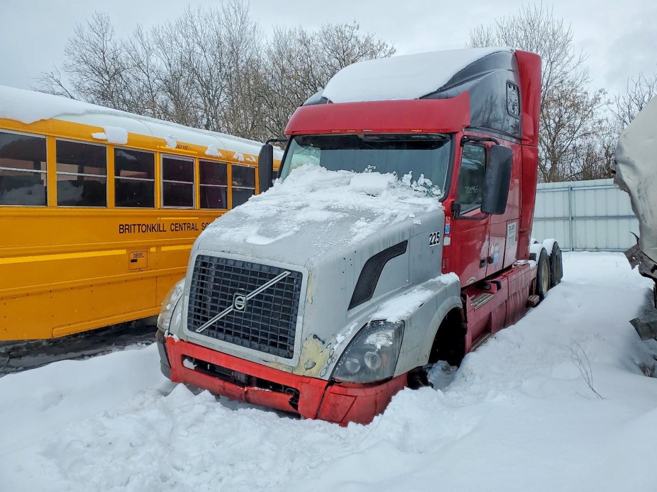 2015 Volvo VNL Semi Truck