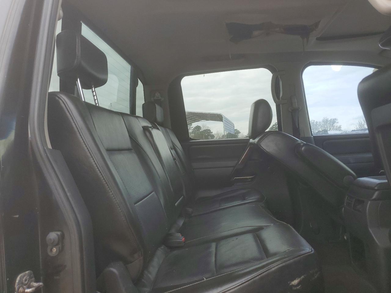 2010 Nissan Titan SE