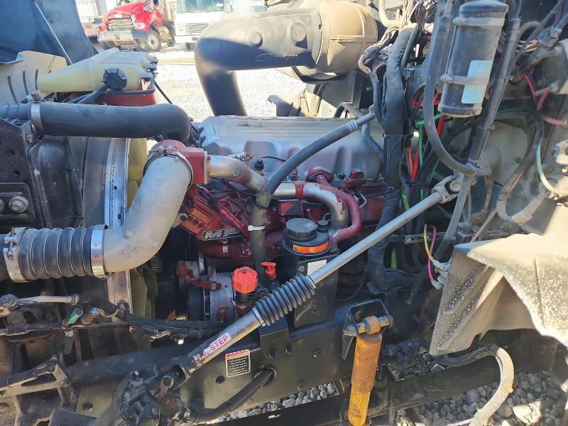 2016 Mack CXU613 Semi Truck