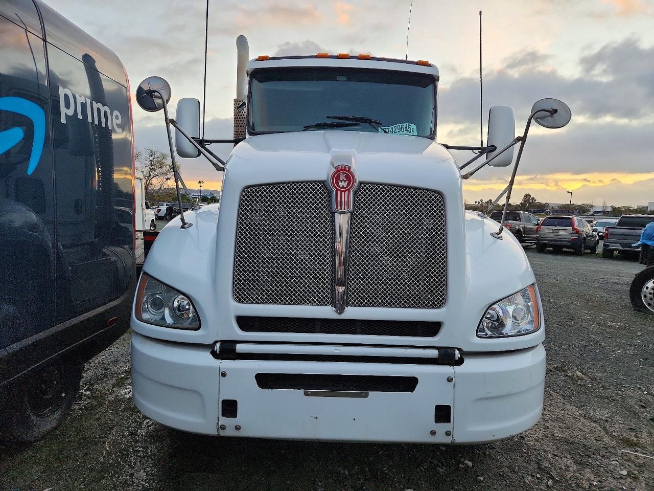 2015 Kenworth T400 Semi Truck
