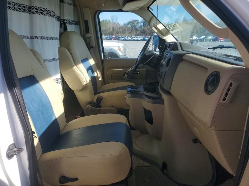 2010 Ford Econoline E450 Super Duty Cutaway Van