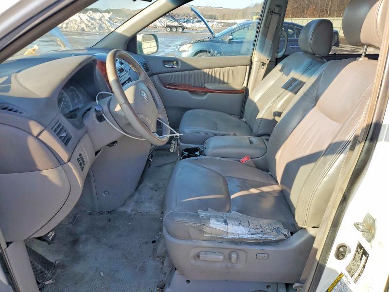 2005 Toyota Sienna xle 7 Passenger