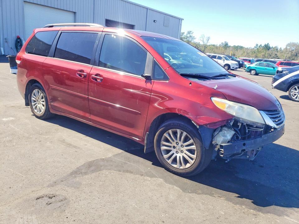 2013 Toyota Sienna xle 8-passenger