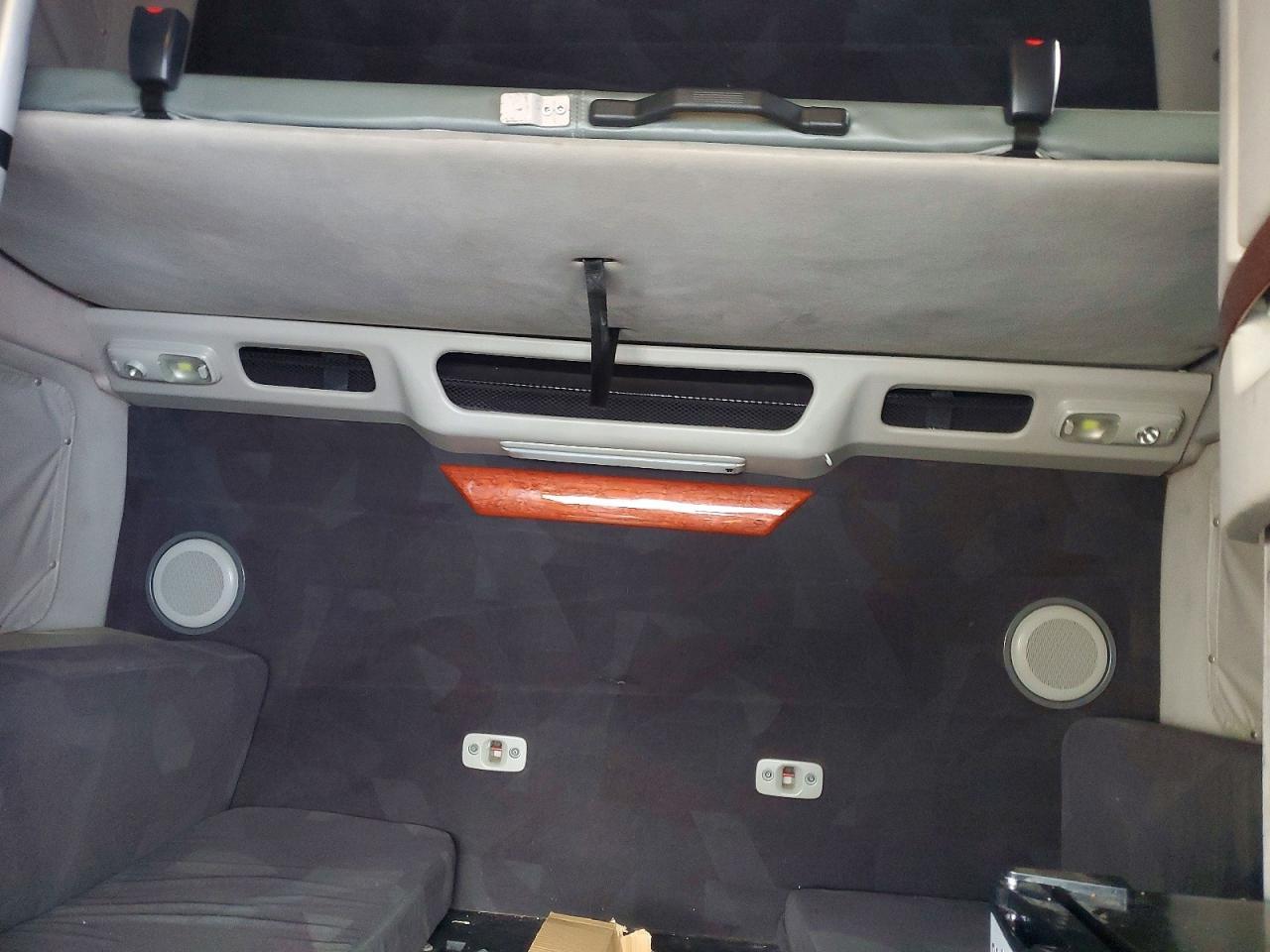 2011 Volvo VNL Semi Truck