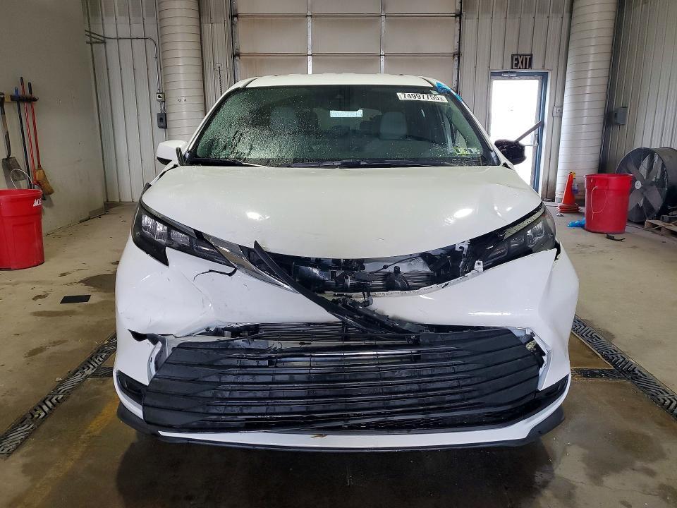 2025 Toyota Sienna le
