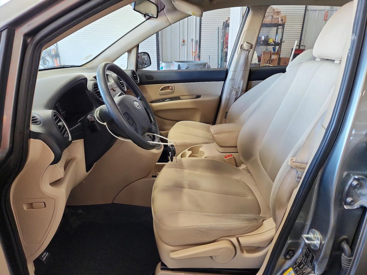 2009 KIA Rondo Base