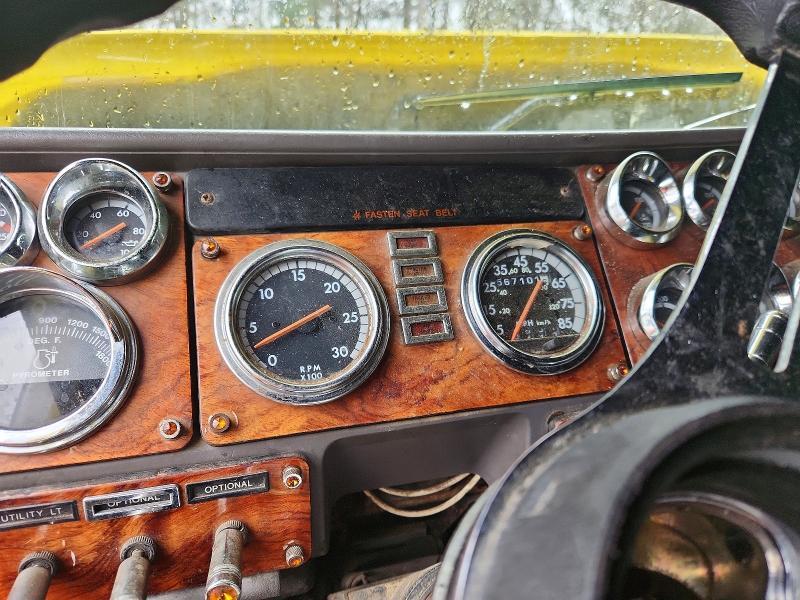 2000 Freigliner 2000 Freightliner Convention Semi Truck