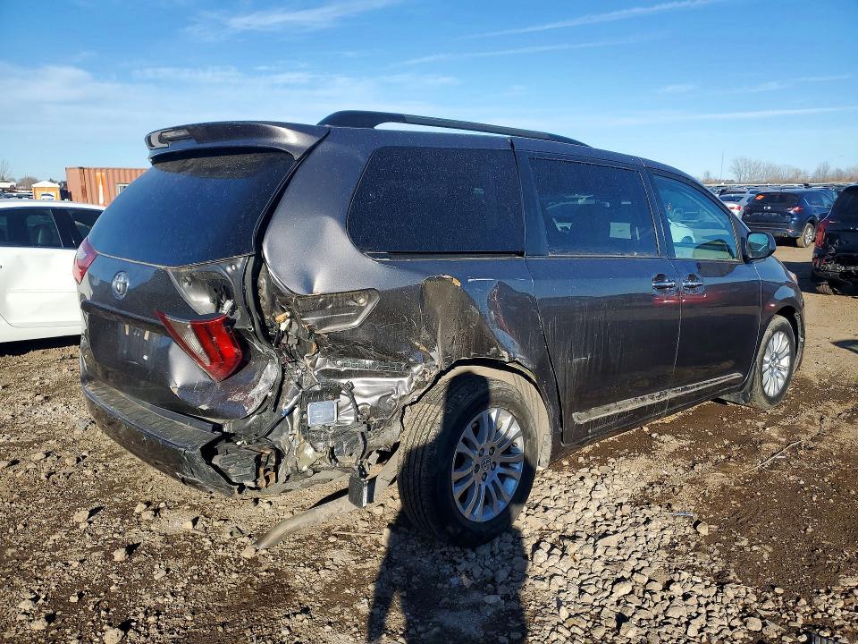 2017 Toyota Sienna xle 8-passenger