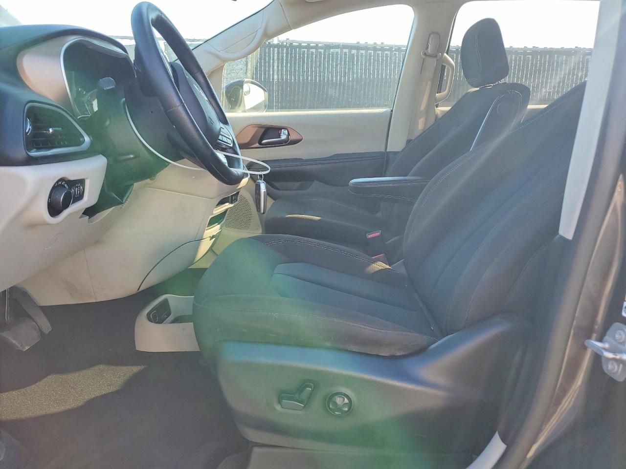 2020 Chrysler Voyager lx