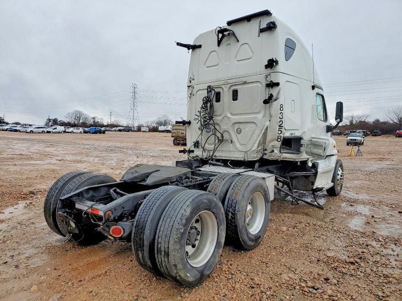 2013 Freightliner Cascadia Semi Truck