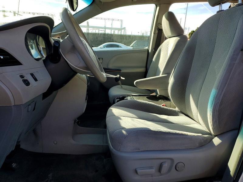 2012 Toyota Sienna le 8-passenger