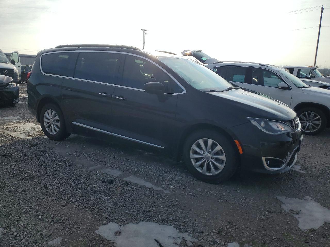 2017 Chrysler Pacifica Touring l