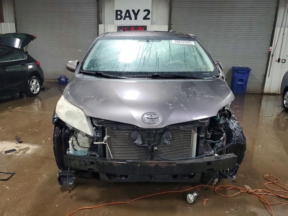 2012 Toyota Sienna xle 8-passenger