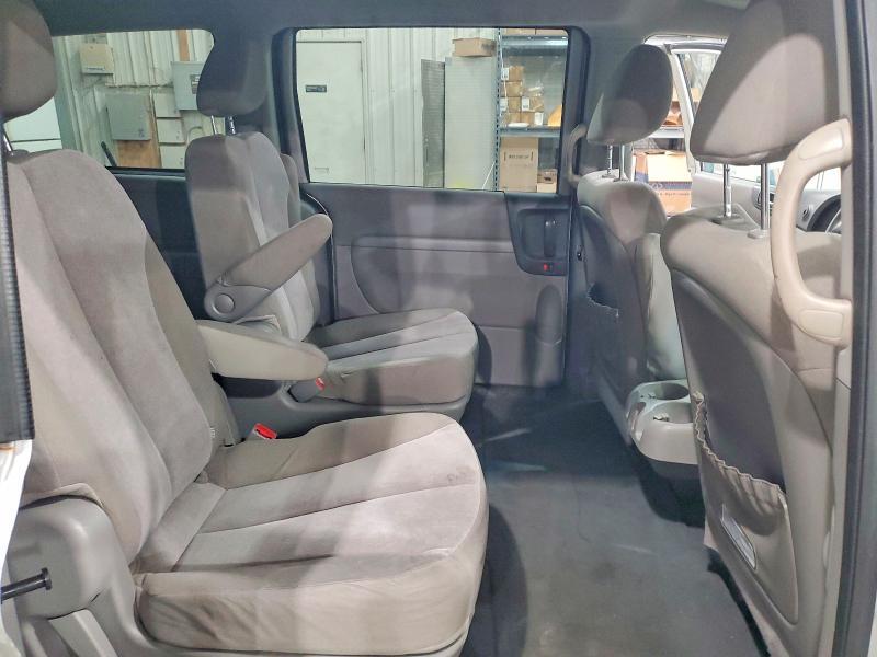 2014 KIA Sedona lx