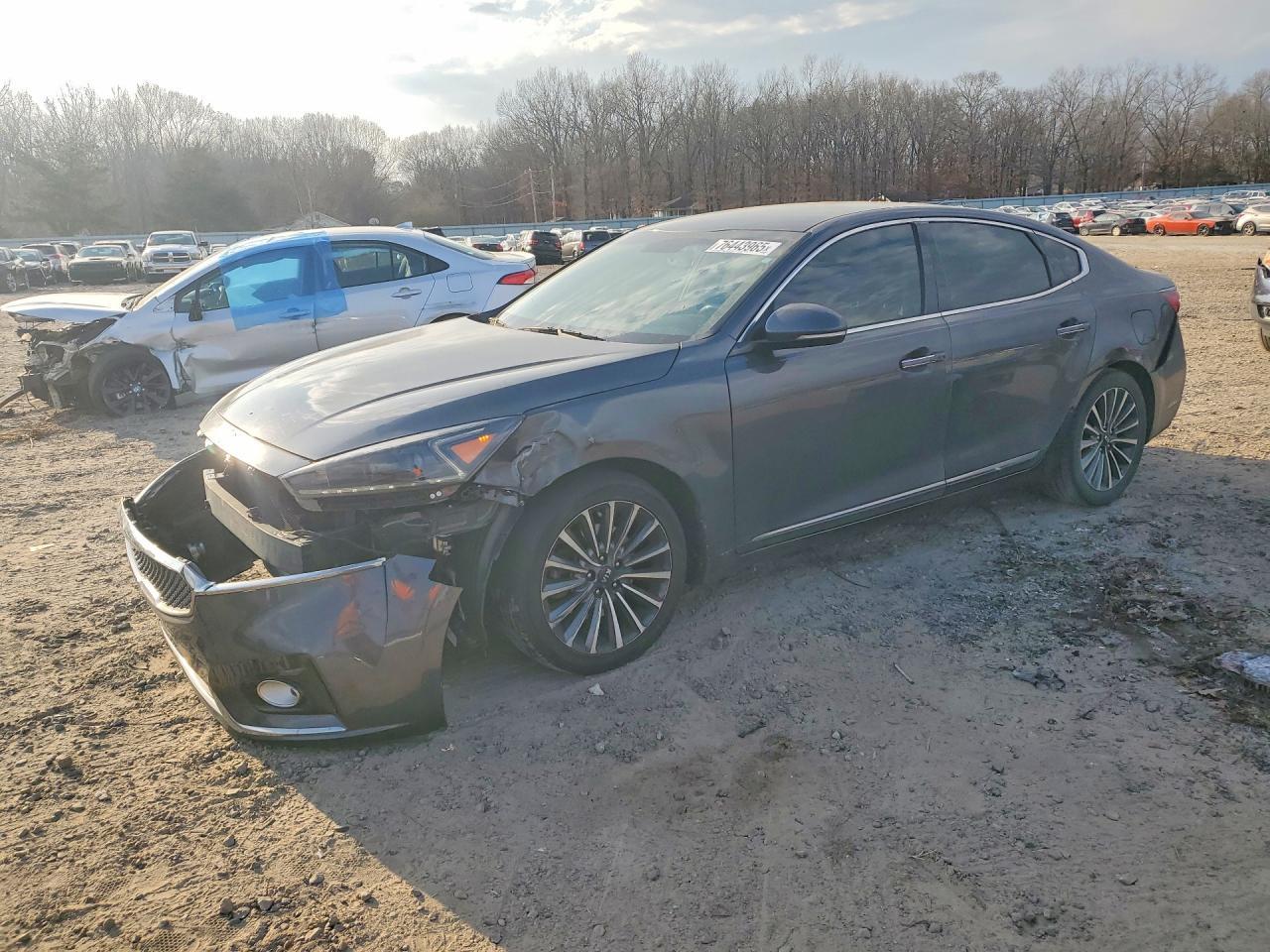 2018 KIA Cadenza Premium