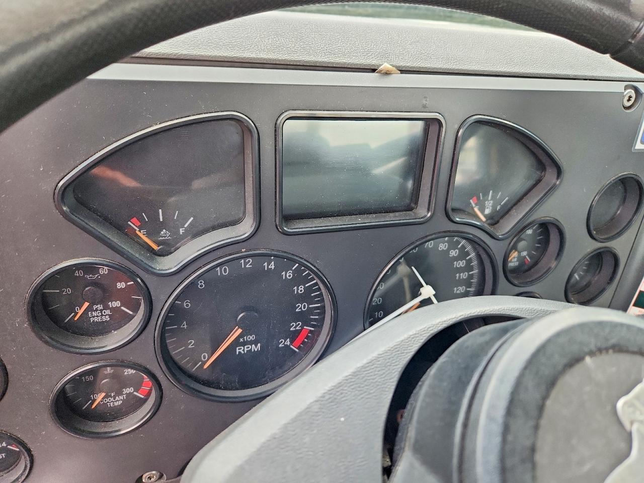 2016 Mack CXU613 Semi Truck