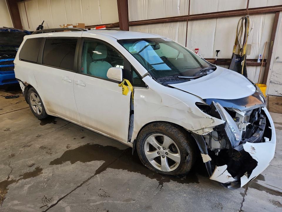 2017 Toyota Sienna le 8-passenger