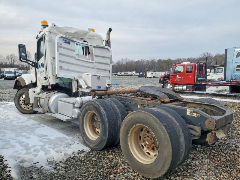 2018 Peterbilt 567 Semi Truck