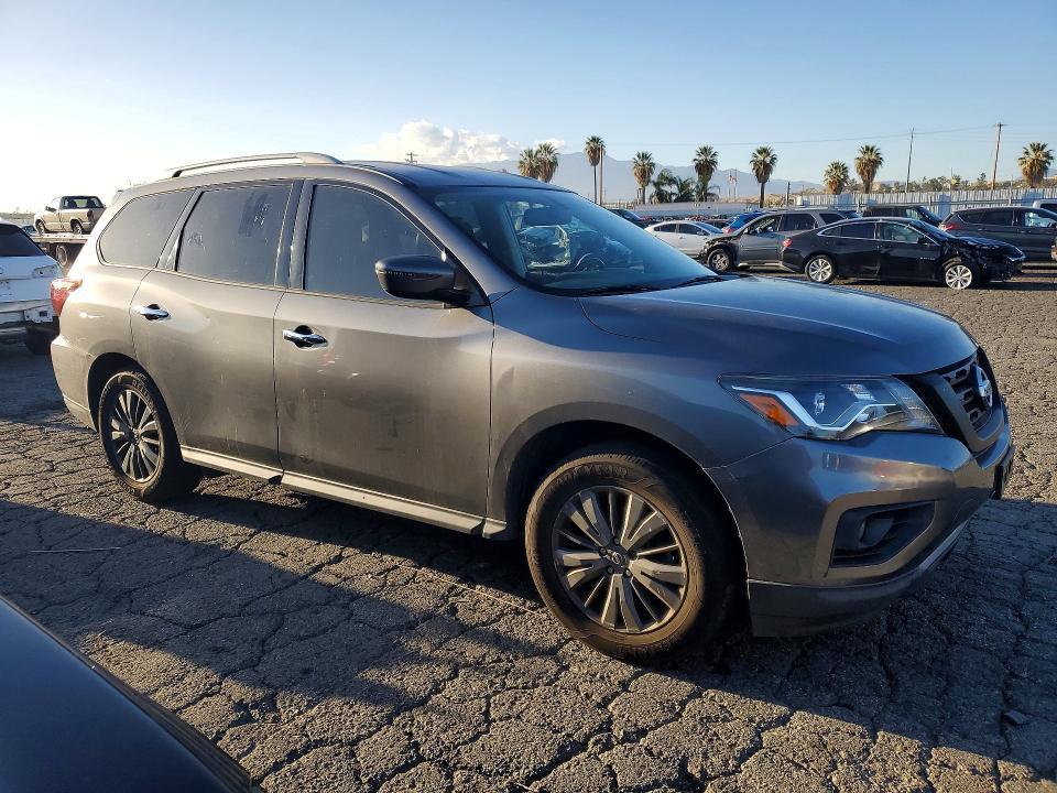 2020 Nissan Pathfinder sv