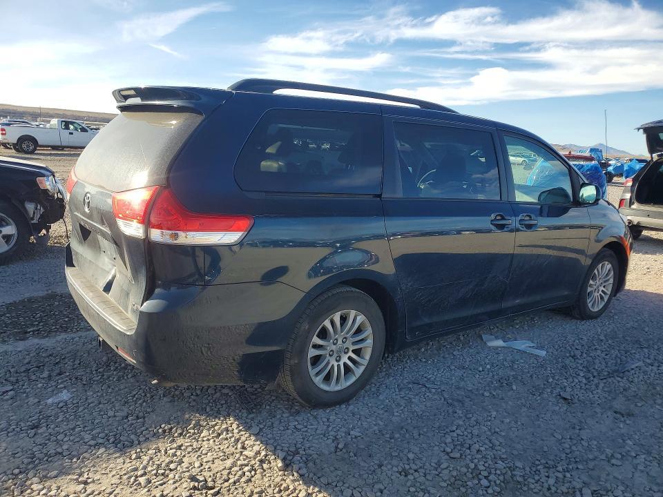 2011 Toyota Sienna xle 8-passenger