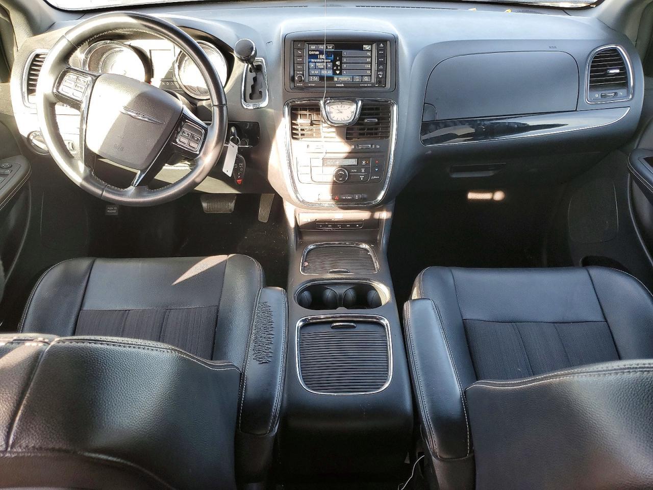 2014 Chrysler Town & Country s