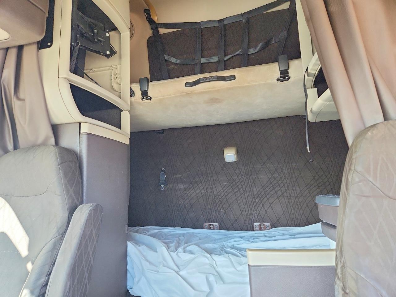 2015 Volvo VNL Semi Truck