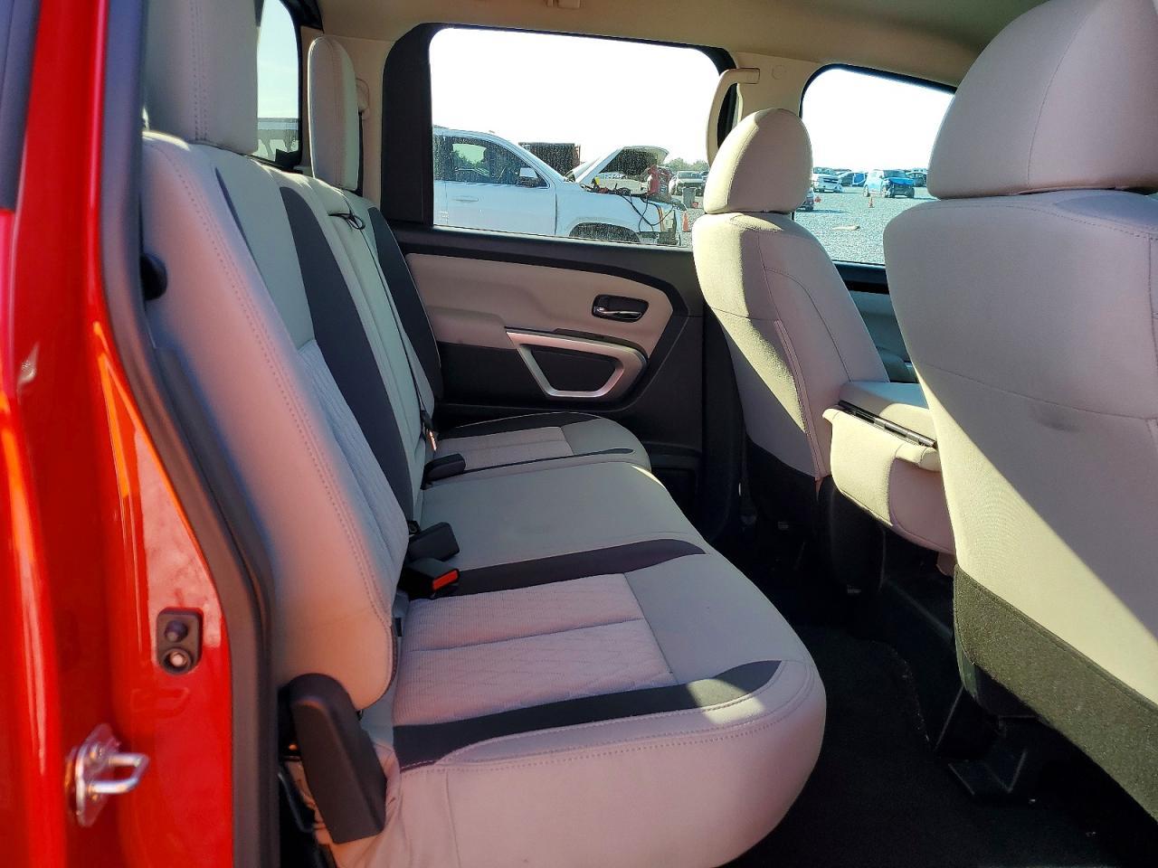 2022 Nissan Titan SV