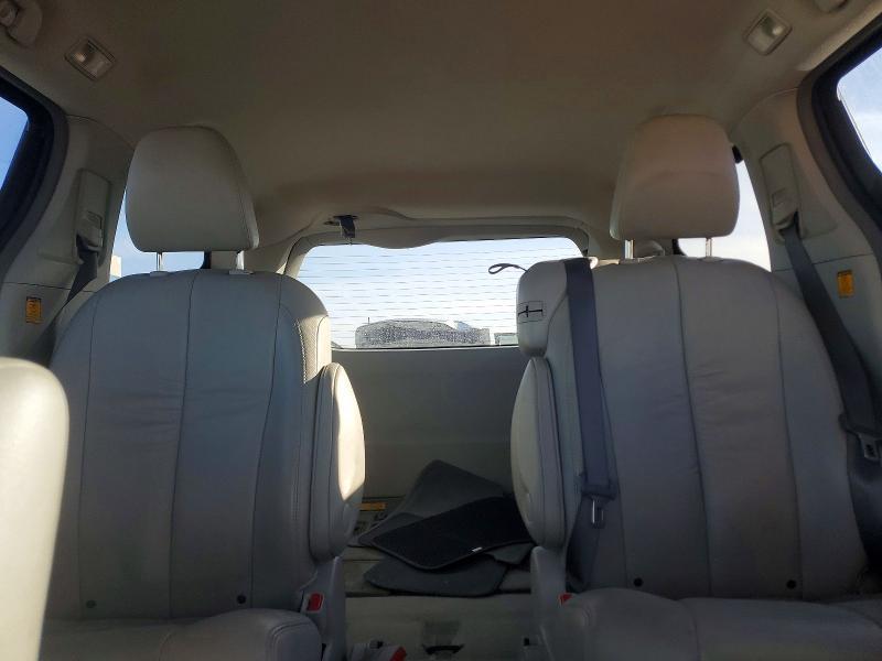 2011 Toyota Sienna xle 8-passenger