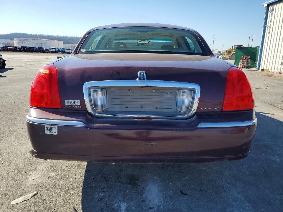 2006 Lincoln Town car Signature Limited
