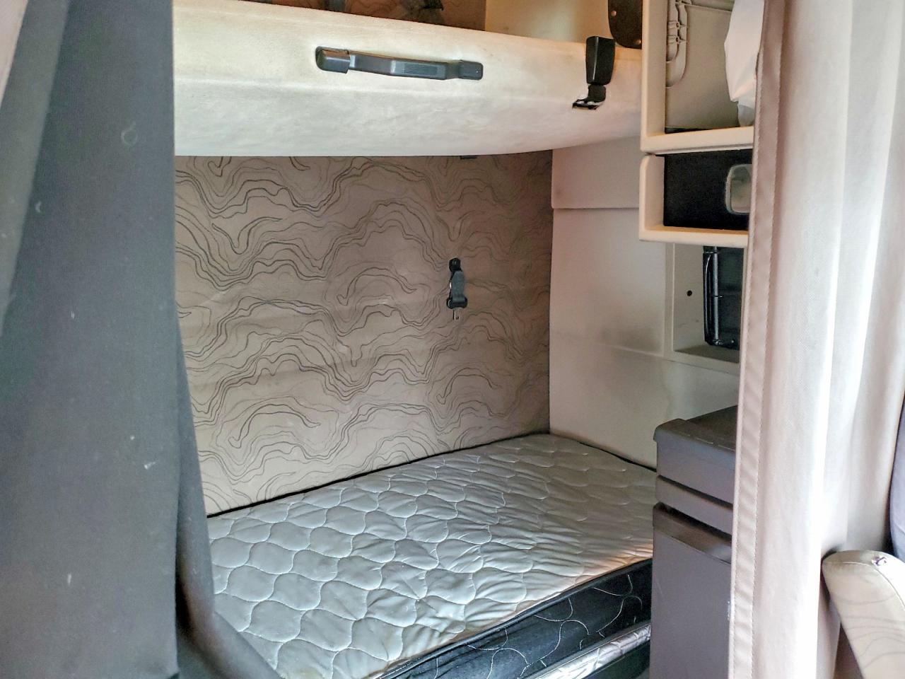 2015 Volvo VNL Semi Truck