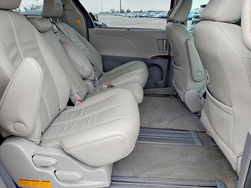 2013 Toyota Sienna xle 8-passenger