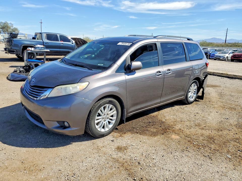 2015 Toyota Sienna xle 8-passenger