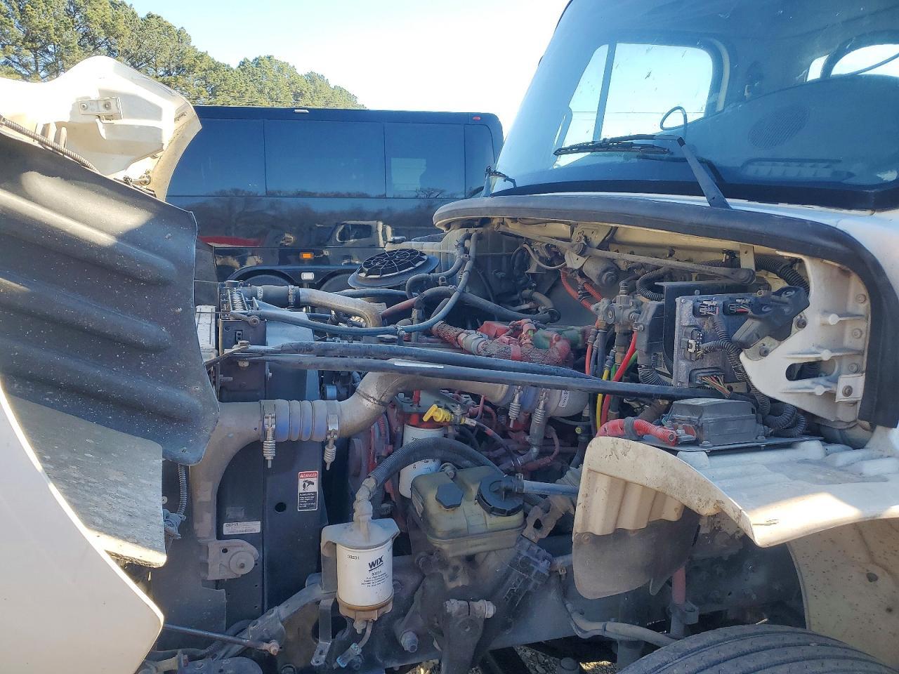2010 Freigliner 2010 Freightliner Business Class M2 Semi Truck