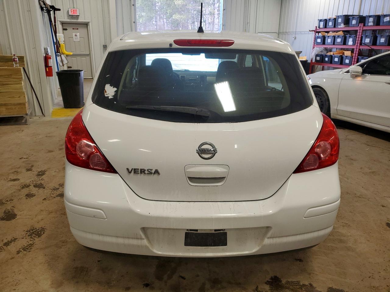 2011 Niss Versa s