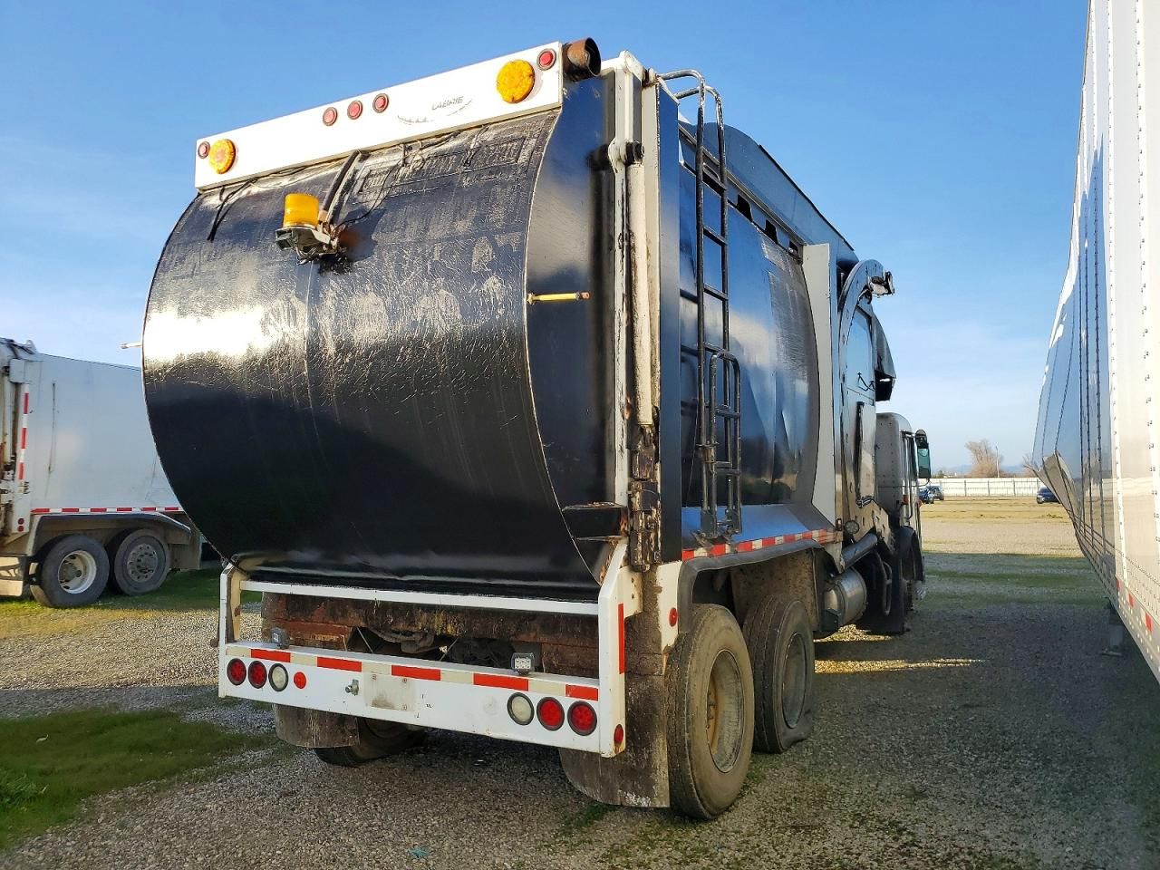 2007 Peterbilt 320 Refuse Truck