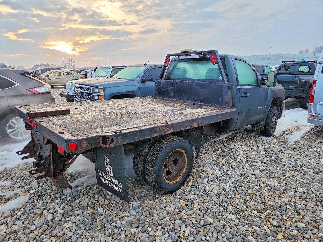 2009 Chevrolet Silverado Flatbed Truck