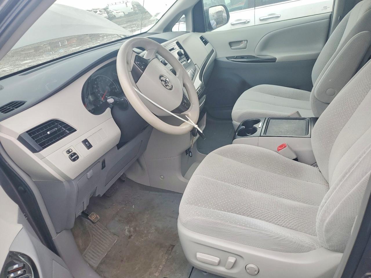 2014 Toyota Sienna le 8-passenger