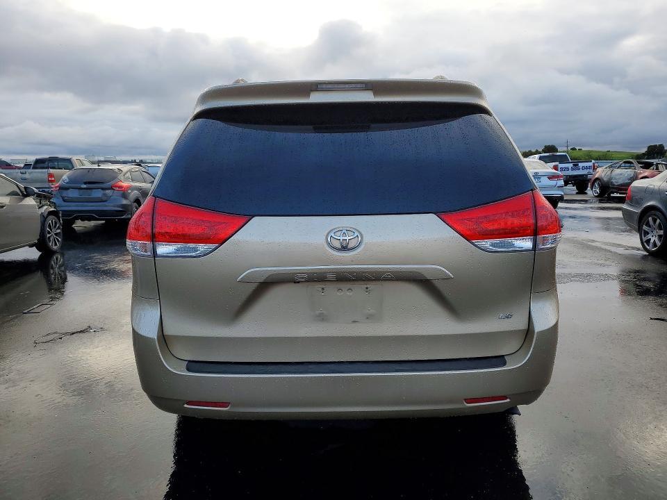 2012 Toyota Sienna le 8-passenger