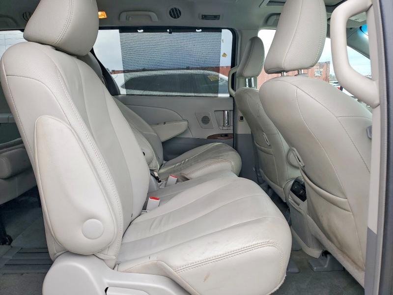 2014 Toyota Sienna xle 8-passenger