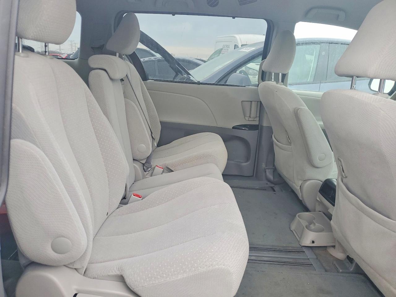 2014 Toyota Sienna le 8-passenger