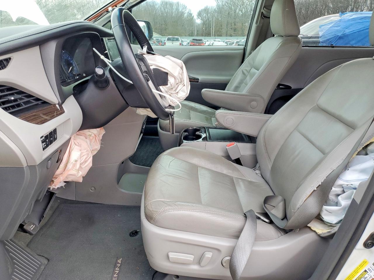 2016 Toyota Sienna xle 8-passenger