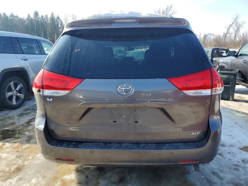 2014 Toyota Sienna xle 8-passenger